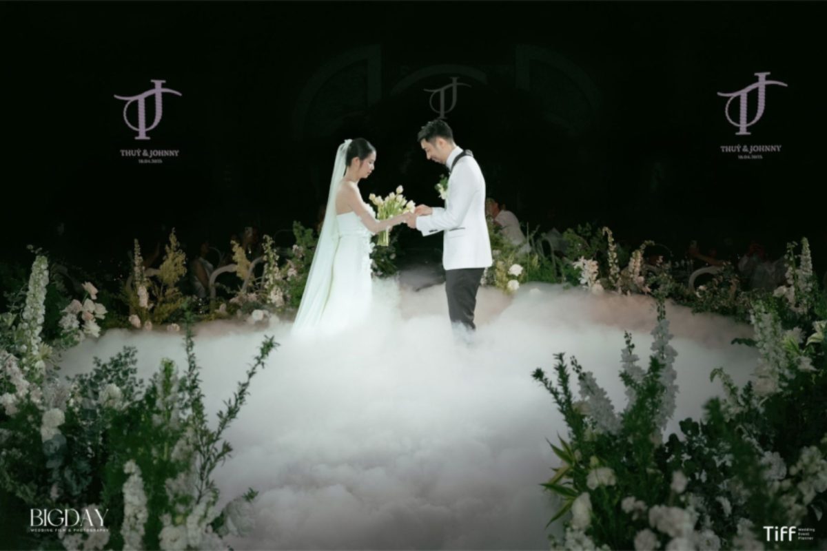 Cặp đôi xúc động nắm tay nhau trao nhẫn, kể lại hành trình tình yêu trong vow. (Ảnh: TIFF.vn)