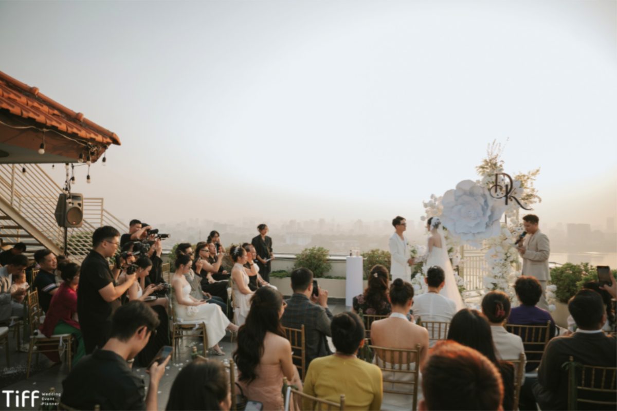 Cô dâu và chú rể trao ánh mắt tình cảm khi đọc wedding vow. (Ảnh: TIFF.vn)