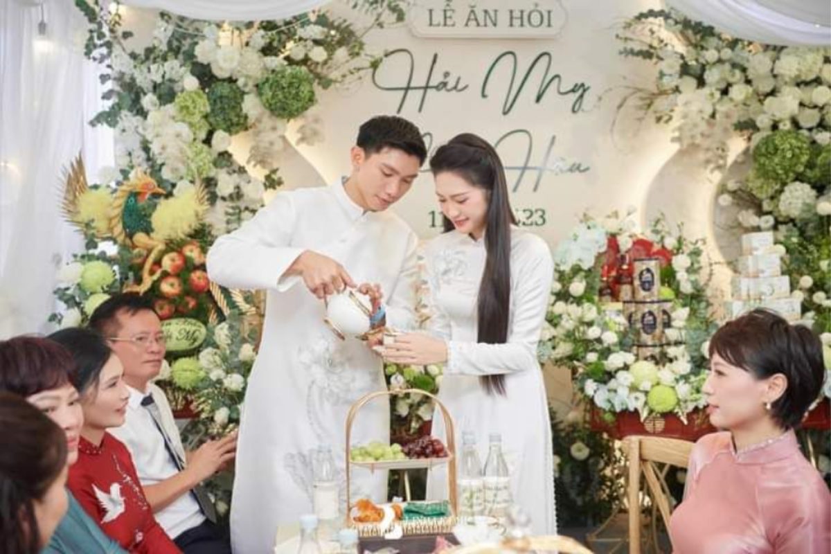 Cô dâu chú rể cùng pha và thưởng thức ly trà đầu tiên, tượng trưng cho sự thanh tịnh và tôn trọng trong hôn nhân. (Ảnh: Sưu tầm) 