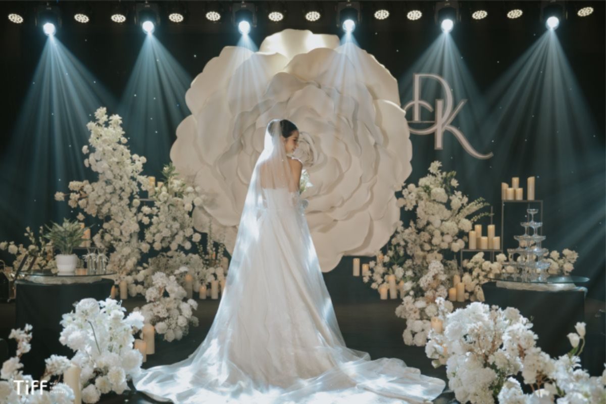 Cô dâu bước chậm rãi trên lễ đường trong giai điệu cổ điển và trang trọng. (Ảnh: TIFF.vn) 