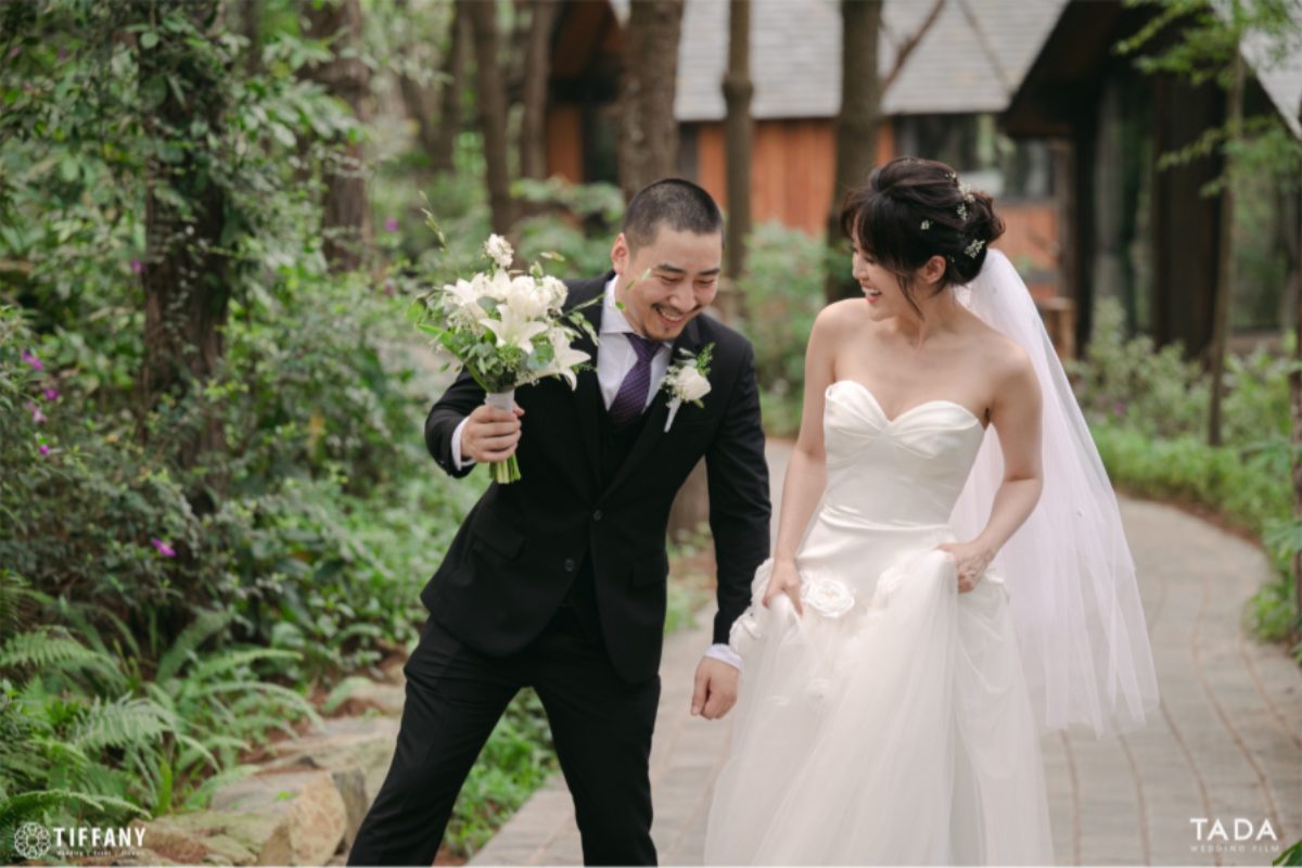 Cô dâu thực hành hít thở và điều chỉnh giọng nói trước khi đọc wedding vow. (Ảnh: TIFF.vn)