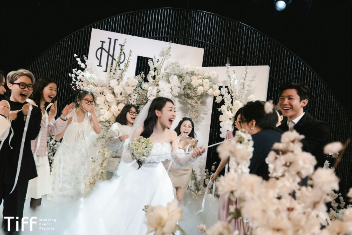 Trò chơi performance mini cho tiệc cưới trong nhà. (Ảnh: Sưu tầm) 