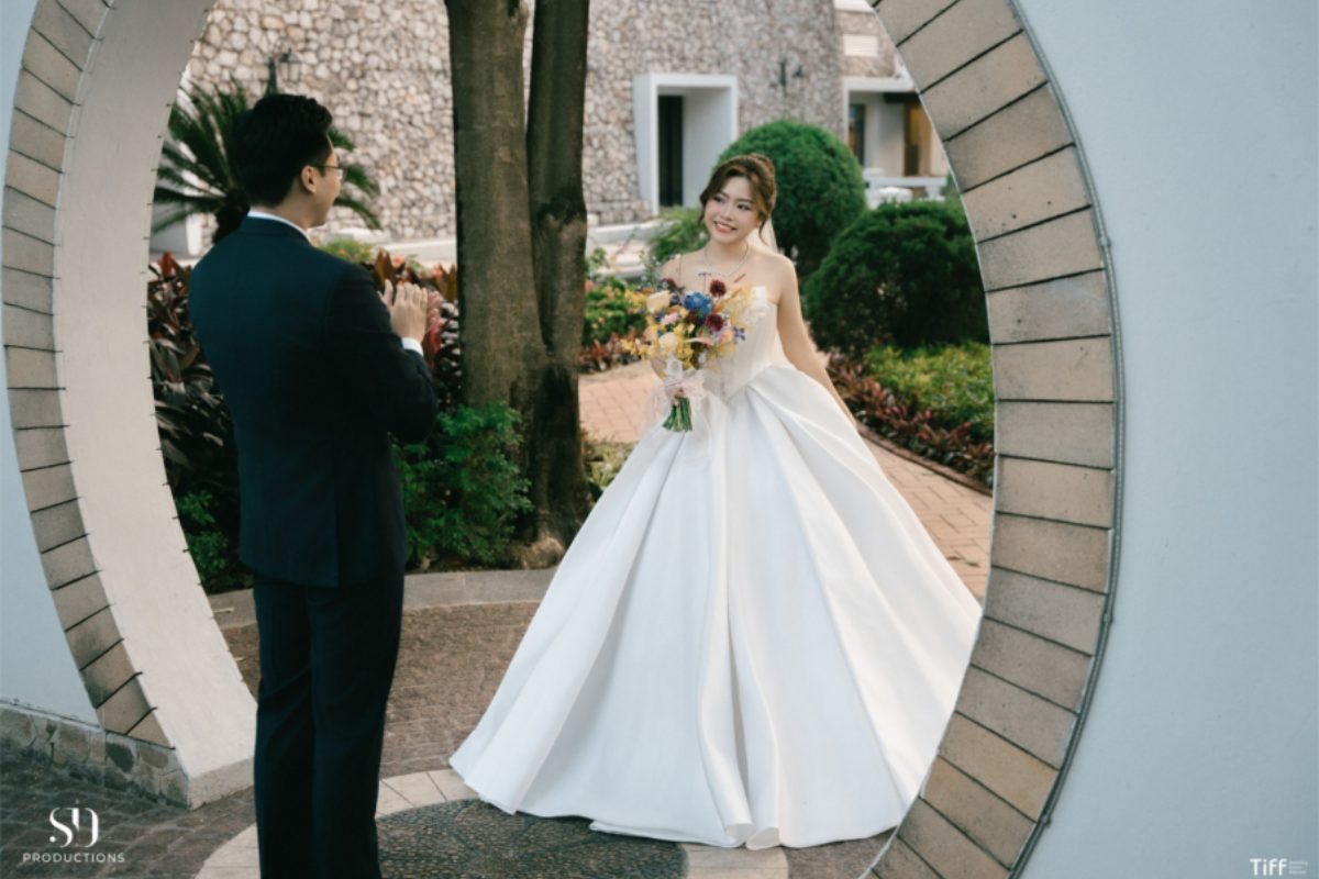 Cô dâu chú rể thực hiện first look trước giờ cử hành hôn lễ. (Ảnh: TIFF.vn) 