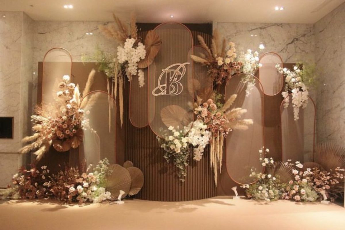 Backdrop phối nâu, vàng gold & trắng ngà, kết hợp nến và phụ kiện đồng bộ. (Ảnh: Sưu tầm)