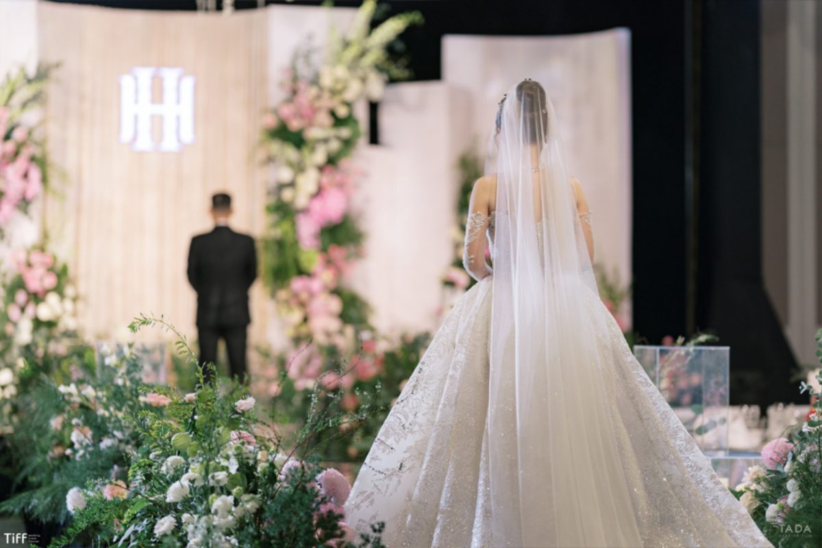 Cô dâu chú rể trong không gian ấm áp, giai điệu ballad Việt Nam vang lên, làm khoảnh khắc first look trở nên thiêng liêng hơn bao giờ hết. (Ảnh: TIFF.vn) 