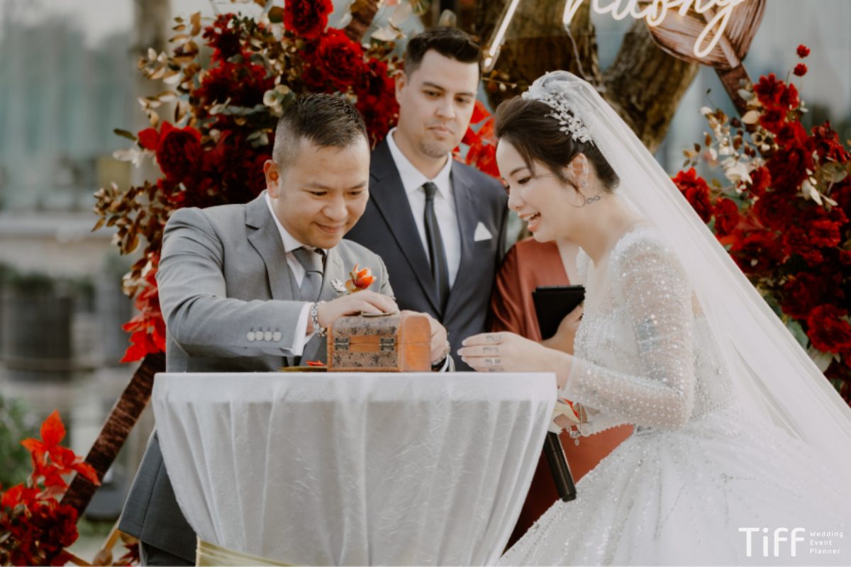 Cặp đôi đặt thư tay và kỷ vật tình yêu vào hộp thời gian trong lễ cưới, tượng trưng cho lời hẹn ước tương lai. (Ảnh: TIFF.vn) 