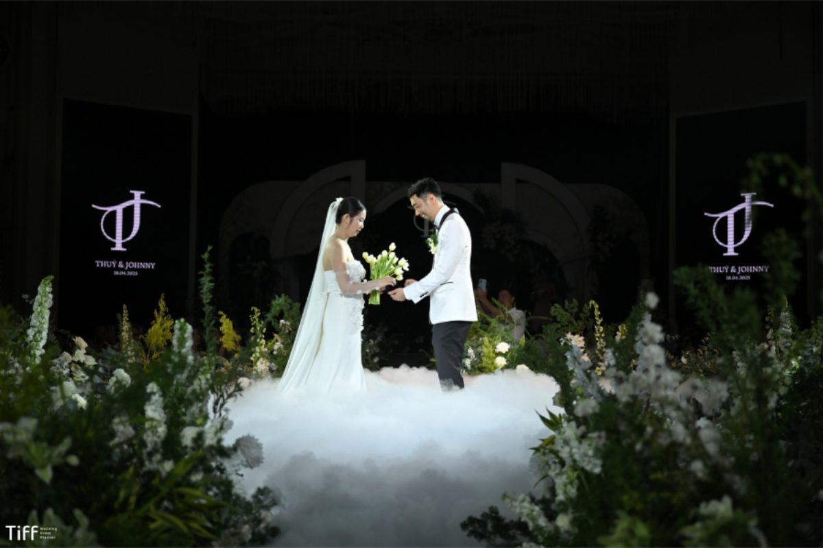 Bó hoa cưới sang trọng với hoa tulip trắng kết hợp lá xanh tươi mát. (Ảnh: TIFF.vn)