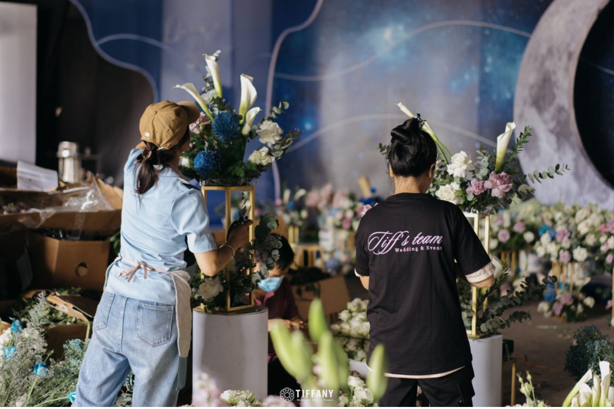Các công việc của người làm nghề trang trí tiệc cưới (Ảnh: TIFF.vn) 