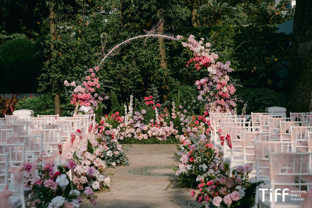 Arch hoa hồng và fairy lights tạo nền backdrop cổ tích (Ảnh: TIFF) 