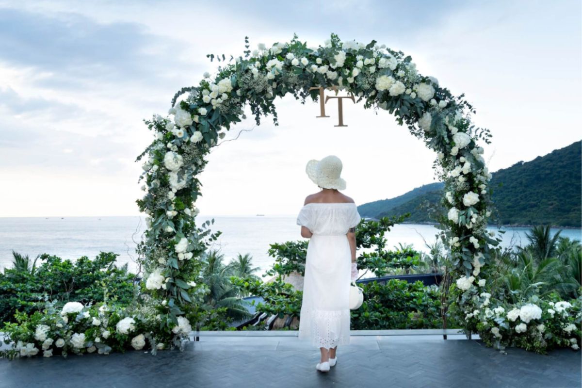 Backdrop cưới nhẹ nhàng bên hàng cây xanh (Ảnh: Sưu tầm)