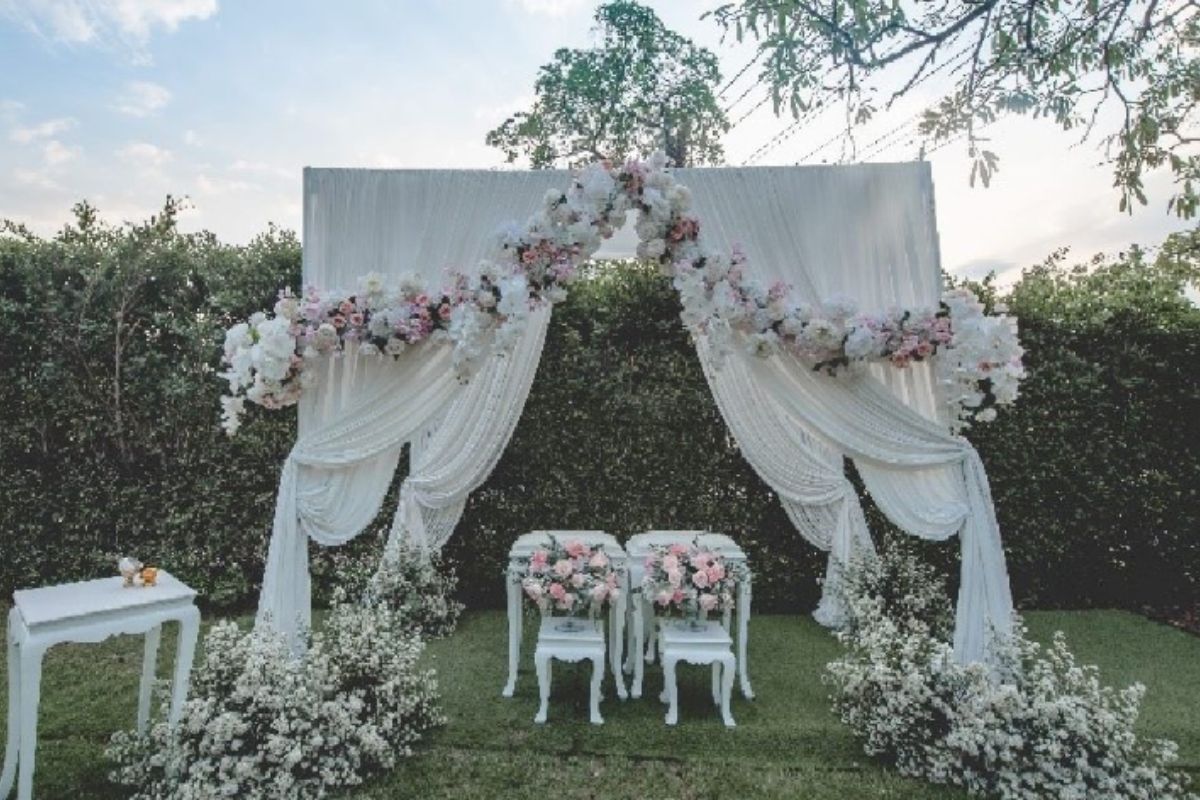 Backdrop hoa lá tươi mát ngoài trời (Ảnh: Sưu tầm)