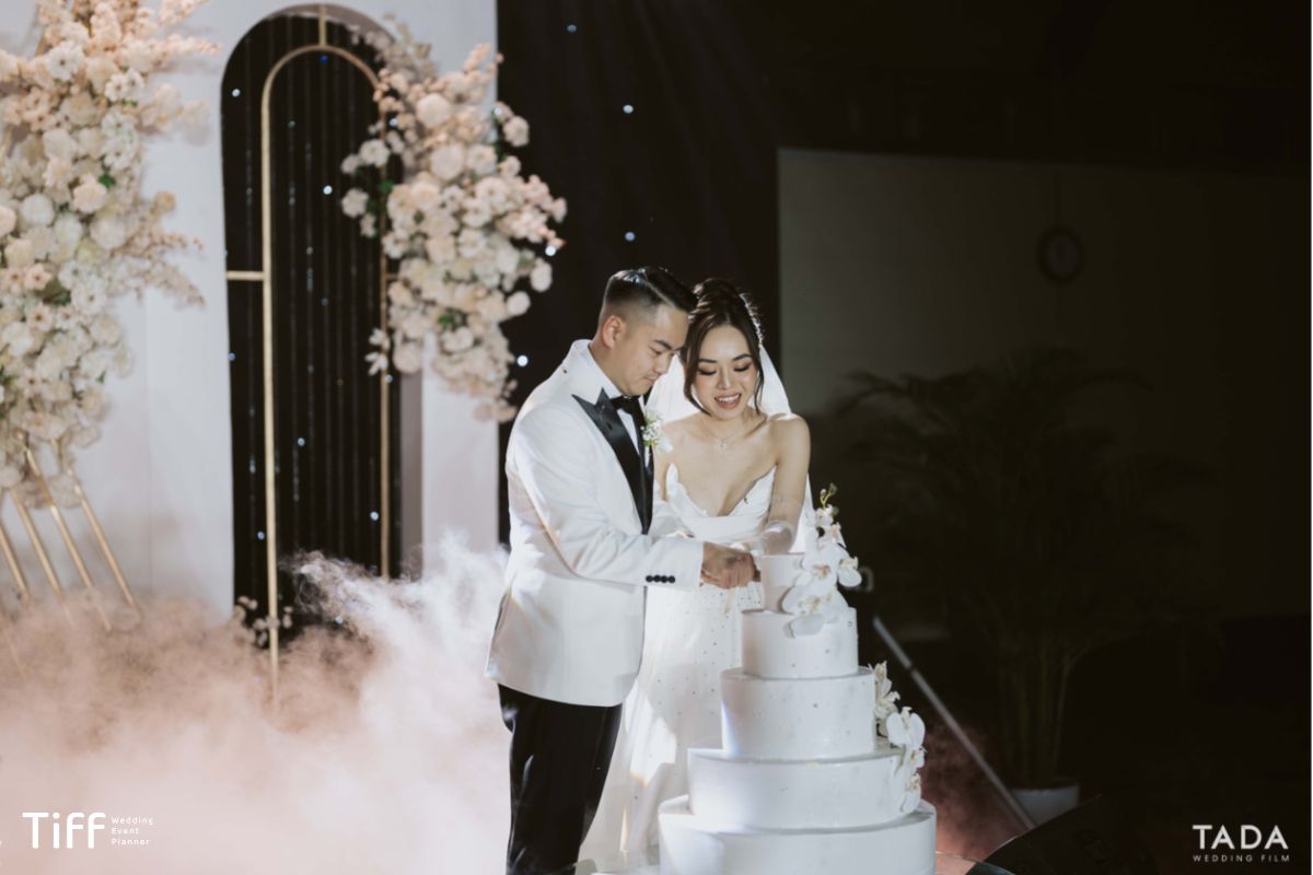 Bài hát tiếng Anh lãng mạn cho khoảnh khắc cắt bánh cưới (Ảnh: Tiff.vn)