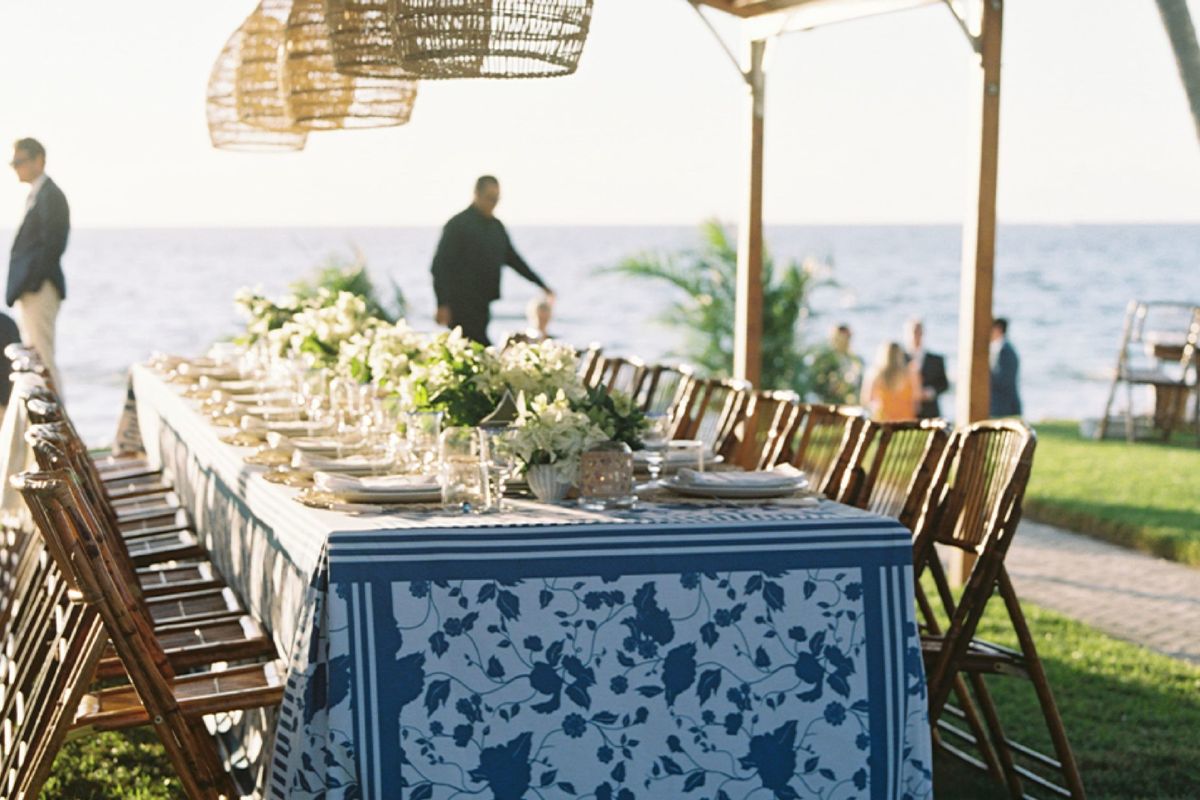 Bàn bánh cưới Rustic-Boho bày thêm gốm đá và voan (Ảnh: Sưu tầm) 