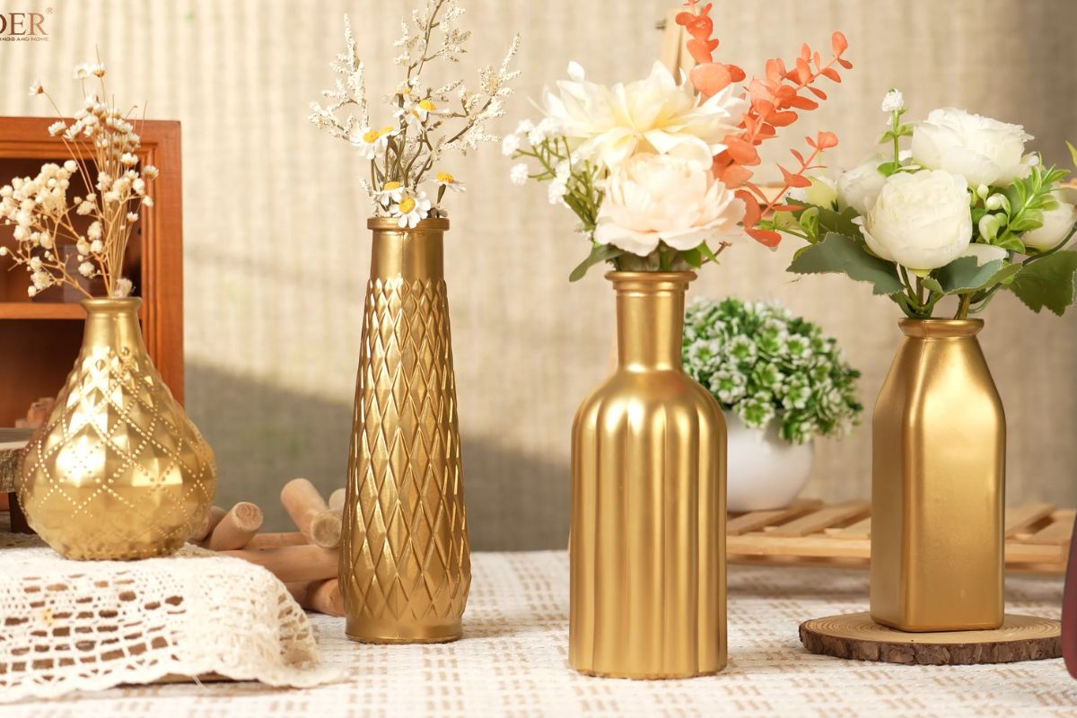 Bàn gallery với ảnh kỷ niệm trong khung mạ vàng và lọ hoa đơn (Ảnh: Sưu tầm) 