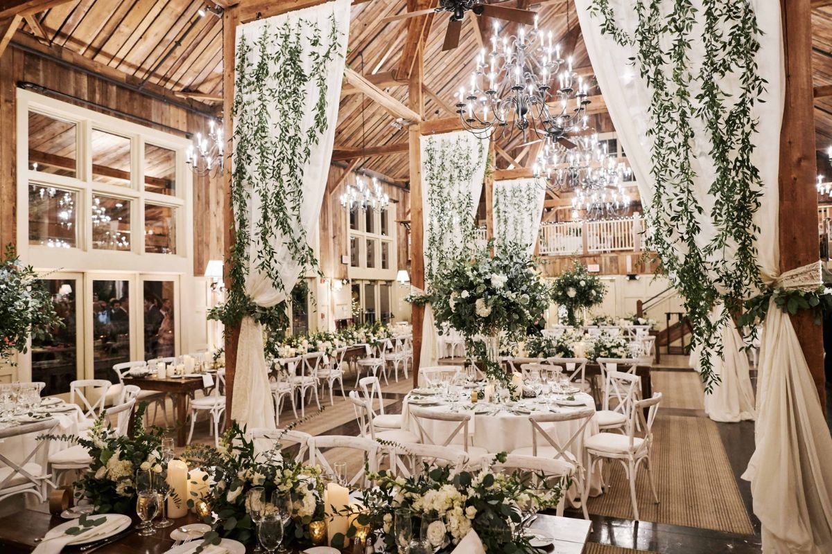 Bàn gỗ runner vải bố và hoa dại Rustic ấm áp (Ảnh: Sưu tầm) 