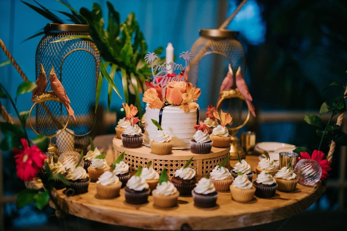 Bánh nhiều tầng phủ hoa pastel biểu tượng ngọt ngào Romantic (Ảnh: Sưu tầm) 