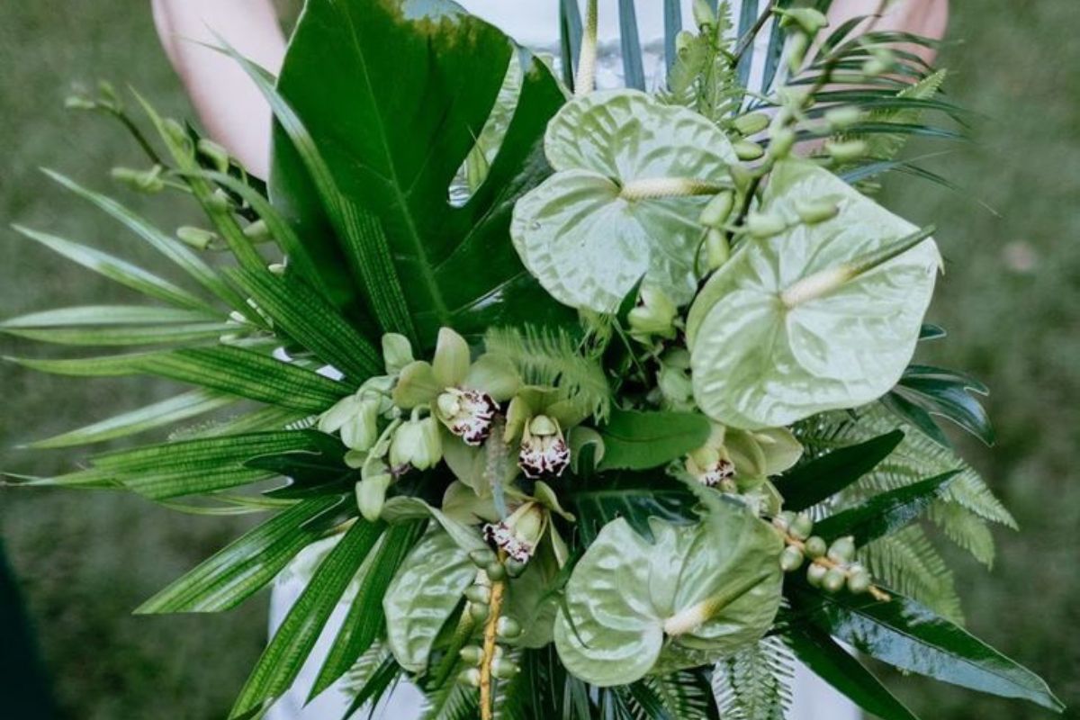 Bó hoa phong cách đảo xanh với monstera cá tính (Ảnh: Sưu tầm) 