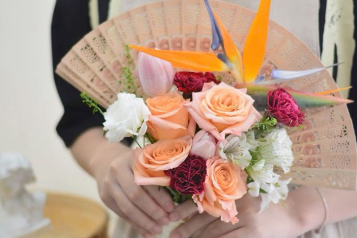 Bó hoa vintage thêm điểm nhấn với quạt giấy xinh xắn (Ảnh: Sưu tầm) 
