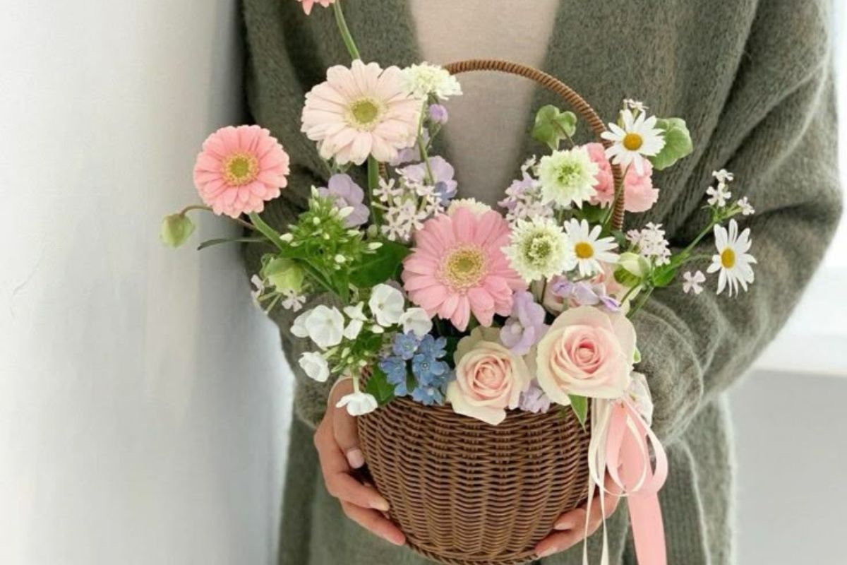 Cầm tay giỏ hoa đơn giản mà nổi bật trong lễ cưới (Ảnh: Sưu tầm) 