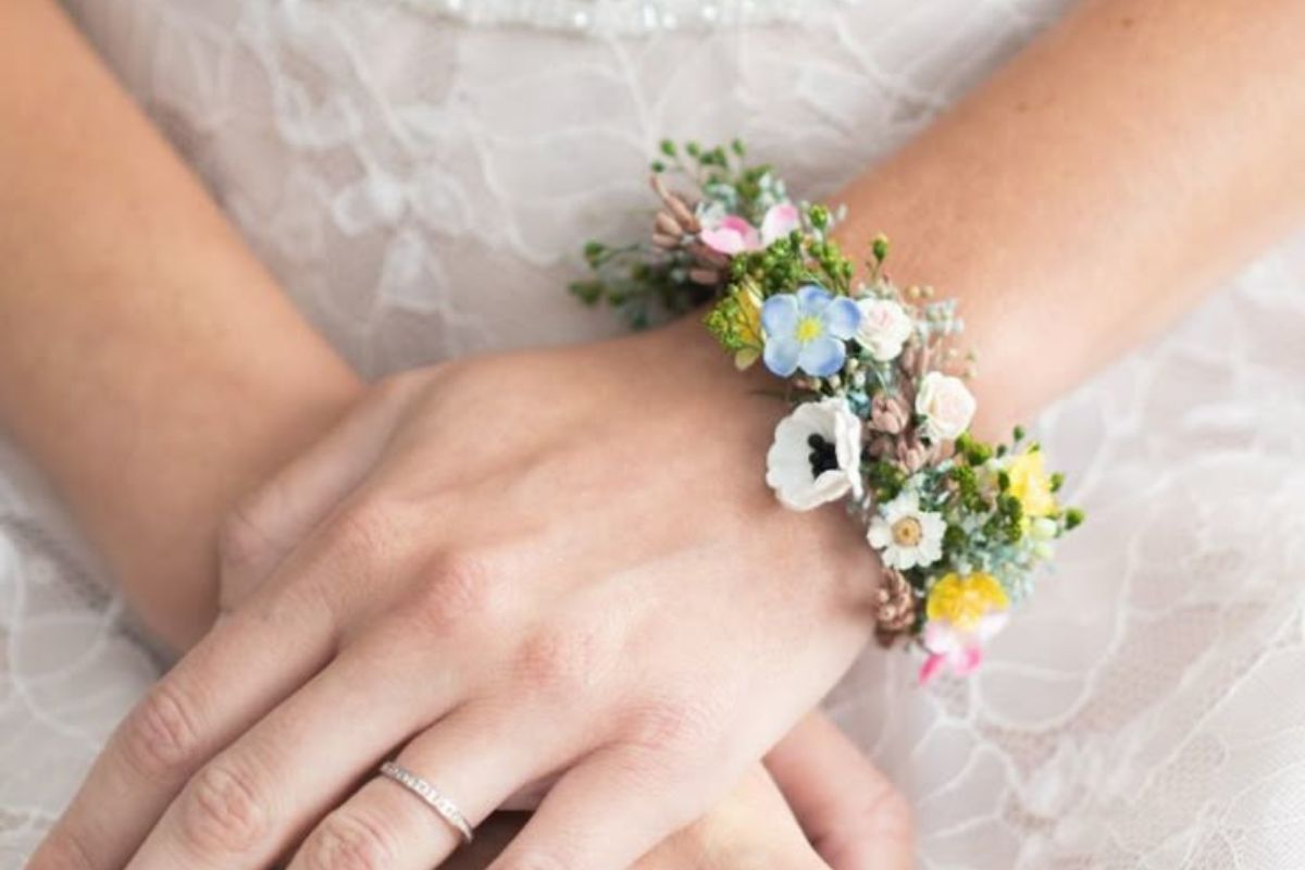Floral cuff tạo điểm nhấn mềm mại nơi cổ tay (Ảnh: Sưu tầm) 
