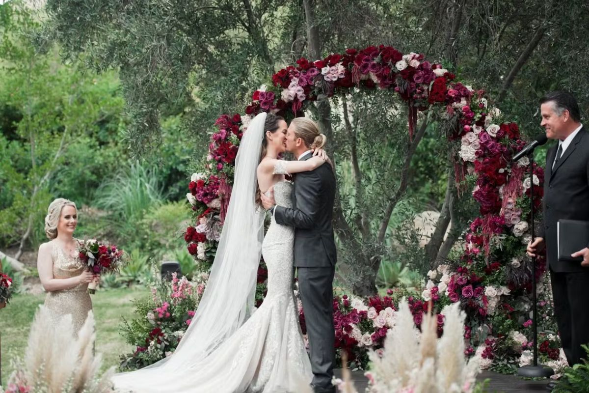 Gỗ, hoa dại và ánh sáng vàng tạo nên Rustic Wedding (Ảnh: Sưu tầm) 