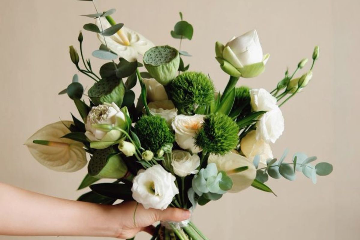 Hoa khô mix với lá xanh (Ảnh: Sưu tầm) 