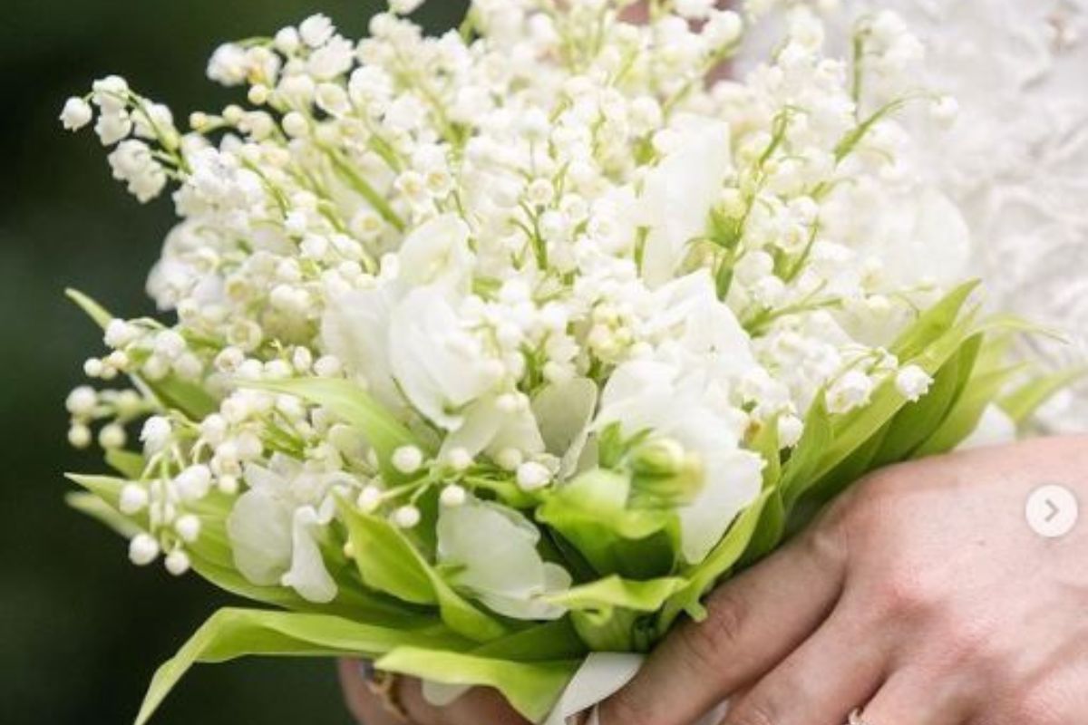 Bó hoa linh lan và hoa hồng trắng (Ảnh: Sưu tầm)