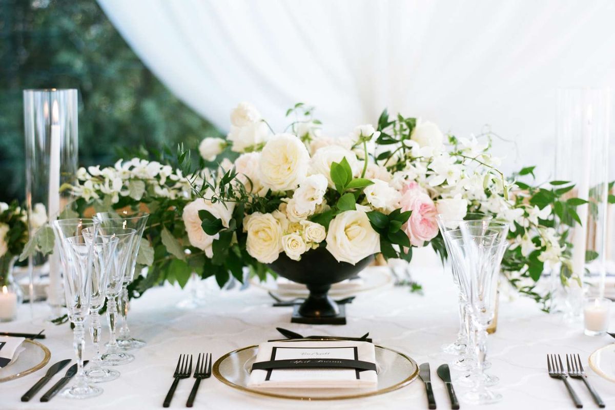 Hoa pastel nến vàng làm bàn tiệc Romantic thêm ấm áp (Ảnh: Sưu tầm) 