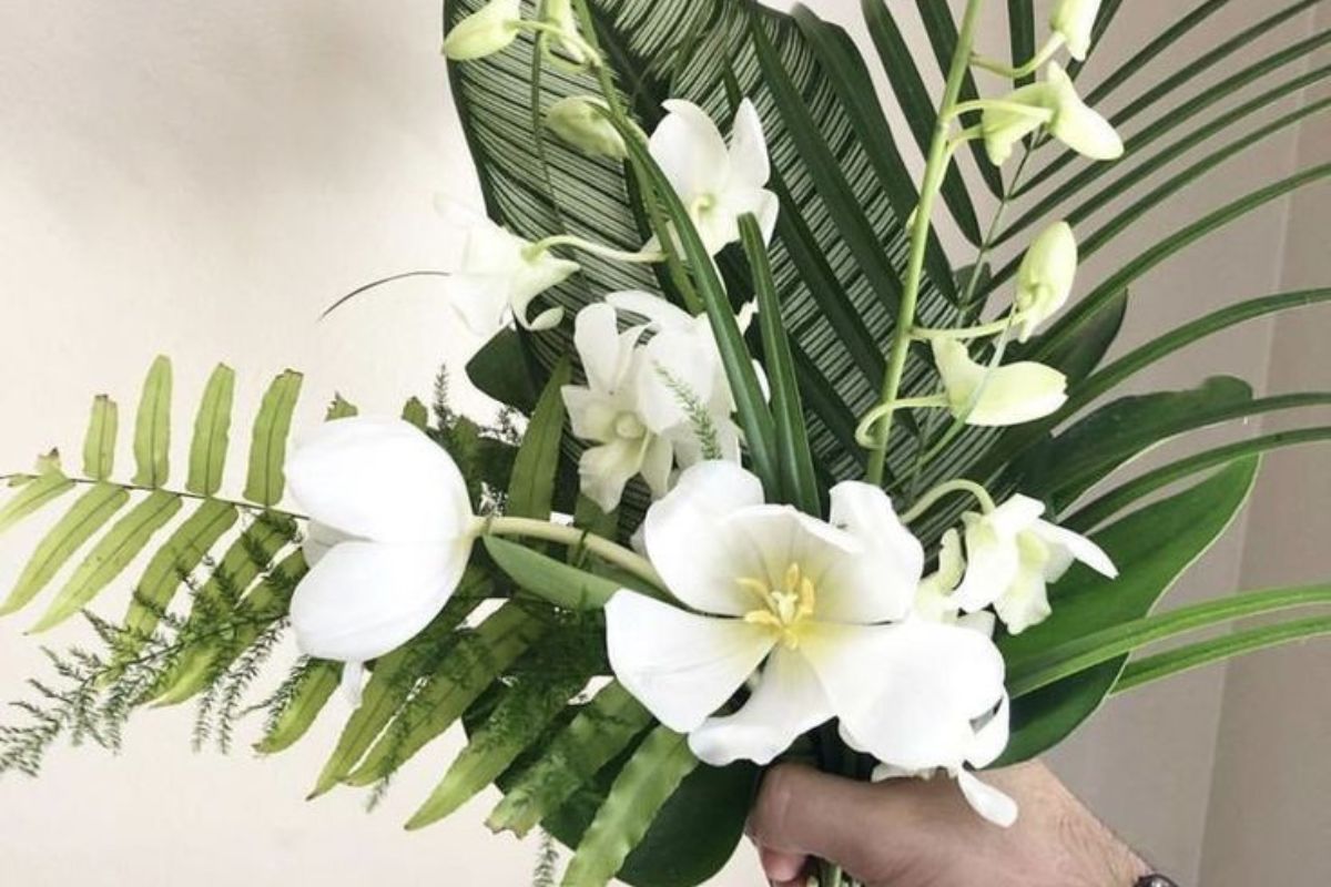 Lá lớn tropical tạo vẻ đẹp nổi bật cho hoa cưới (Ảnh: Sưu tầm) 