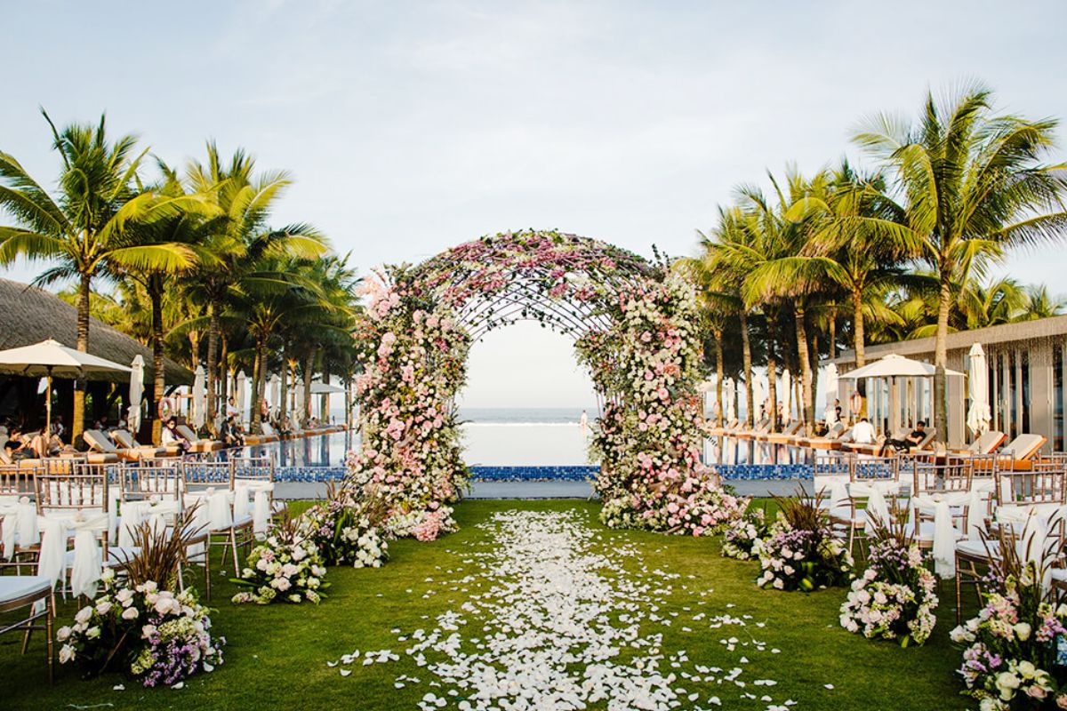 Lối đi rải hoa tươi tạo cảm giác bay bổng (Ảnh: Sưu tầm)