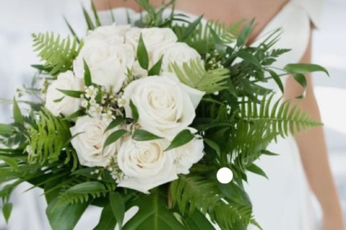 Phong cách tropical nổi bật với lá lớn cá tính (Ảnh: Sưu tầm)