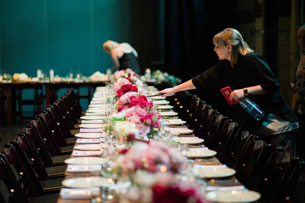 Wedding Coordinator phân công nhiệm vụ rõ ràng cho gia đình và các nhà cung cấp (Ảnh: Sưu tầm) 