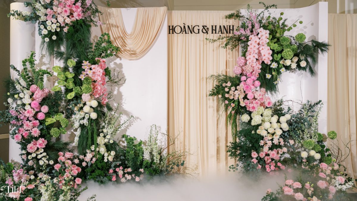 Photobooth được dựng lên bởi khối fomex trắng tinh khôi kết hợp cùng vải be, hoa tươi. (ẢNH: TIFF.vn)