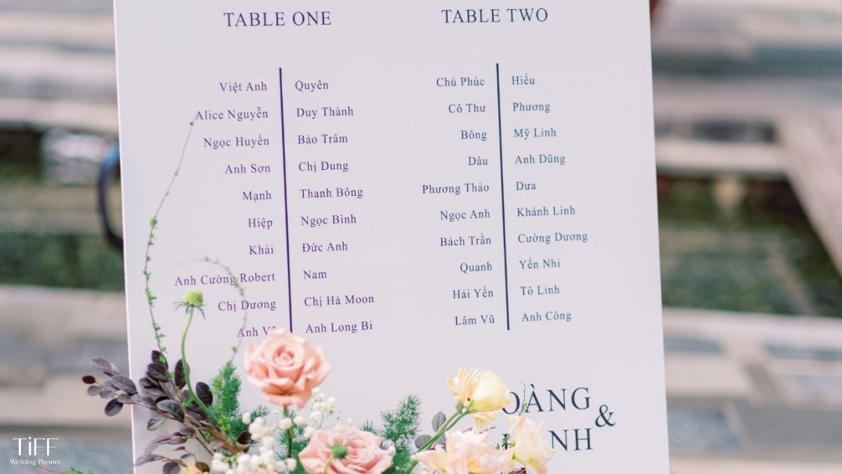  Bảng sơ đồ in nền trắng sang trọng kết hợp hoa tươi nhẹ nhàng, dễ quan sát. (ẢNH: TIFF.vn)
