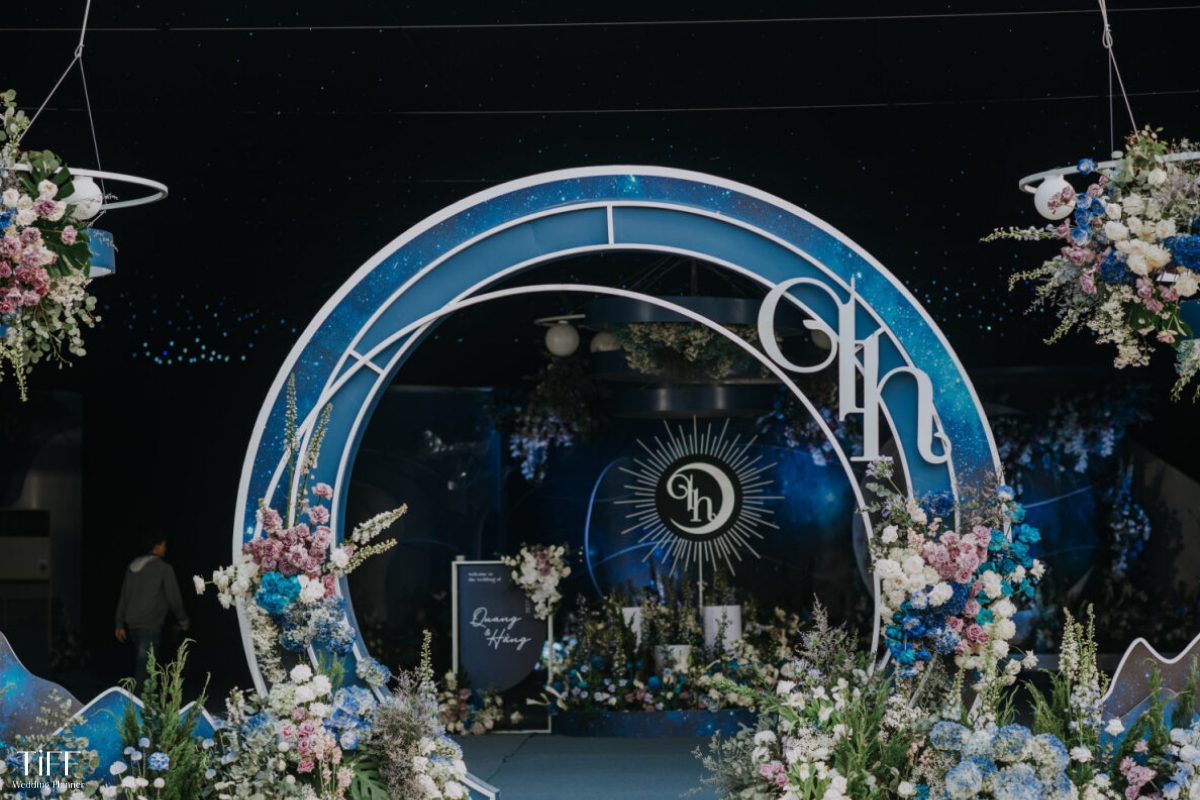 Cổng hoa được thiết kế theo tone màu chủ đạo xanh blue do TIFF Wedding Planner thực hiện tại Đồng Nai. (ẢNH: TIFF.vn)