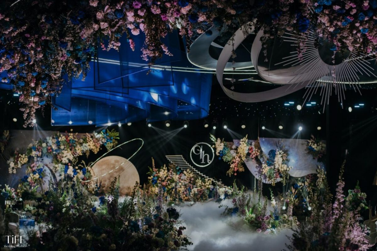 Sân khấu cưới phong cách Luxury với trần hoa tươi do TIFF Wedding Planner thực hiện. (ẢNH: TIFF.vn)