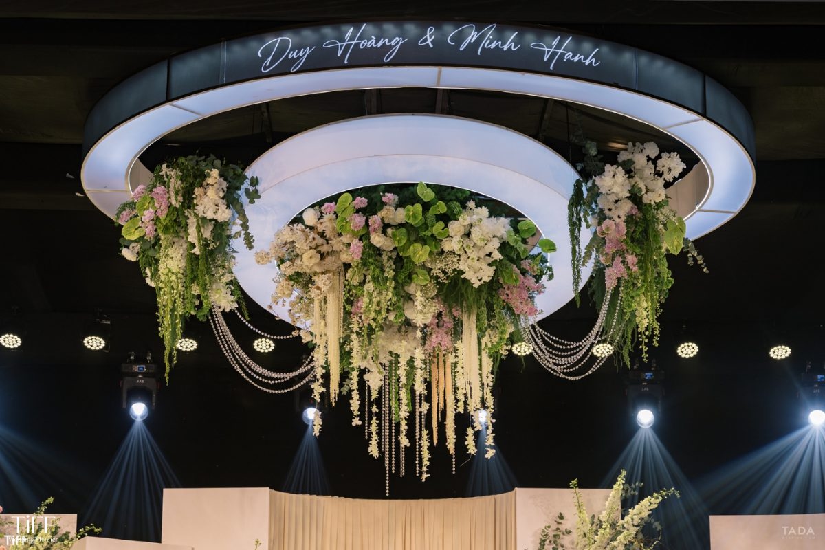 Trần hoa được decor bằng hoa tươi kết hợp tên của CDCR. (ẢNH: TIFF.vn)