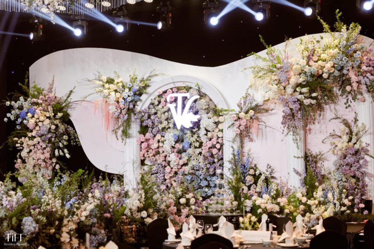 Sân khấu được thiết kế với các cột fomex lớn kết hợp cùng hoa tươi. (ẢNH: TIFF.vn)