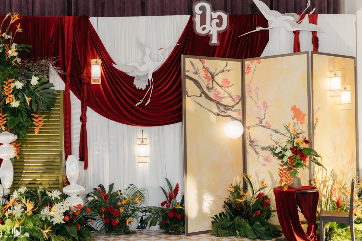 Photobooth được trang trí với bình phong hoa đào và biểu tượng chim hạc, bình gốm. (ẢNH: TIFF.vn)