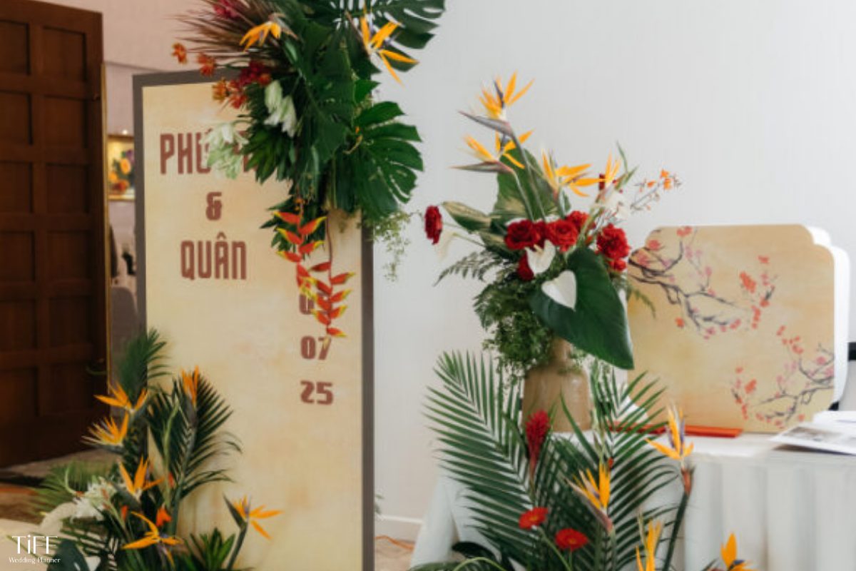 Bàn gallery & biển Welcome được trang trí đồng bộ concept cùng hoa thiên điểu. (ẢNH: TIFF.vn)