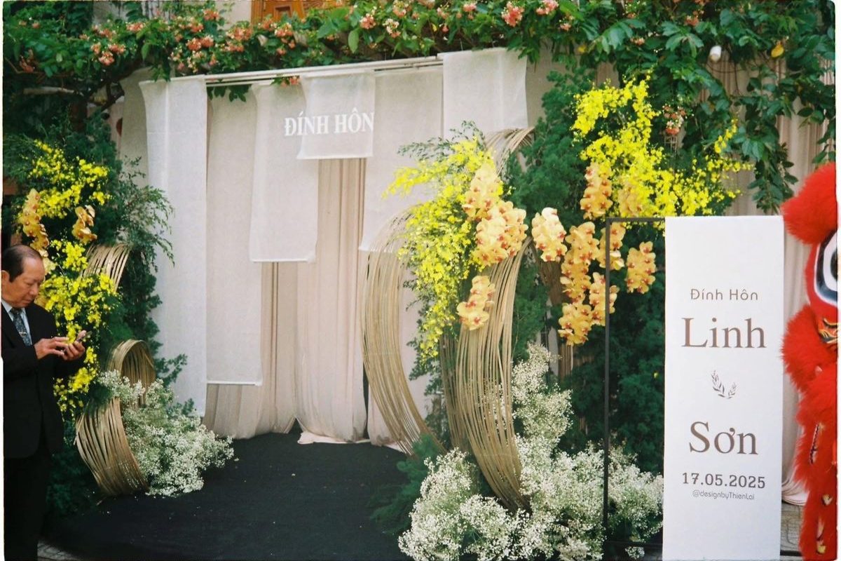 Backdrop kết hợp hoa tone vàng và lá xanh tạo không gian tươi sáng, thanh lịch và đầy sức sống cho lễ cưới. (Ảnh: TIFF.vn)