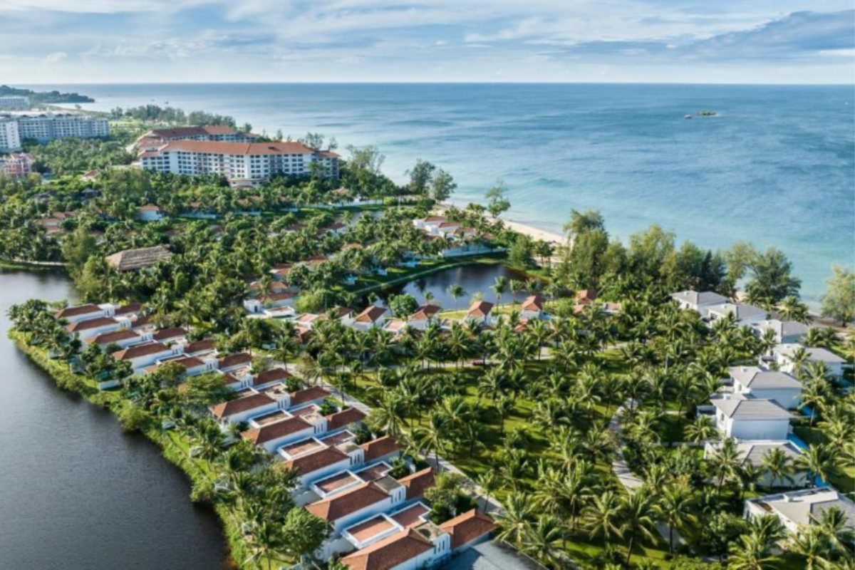 Không gian biển Phú Quốc lãng mạn với nắng vàng và làn nước trong xanh, điểm đến lý tưởng cho Intimate Wedding giữa thiên nhiên tươi đẹp và khí hậu mát mẻ. (Ảnh: Sưu tầm)