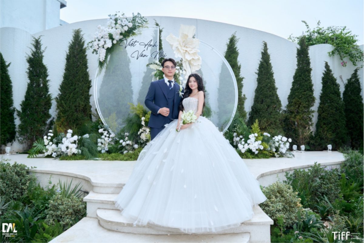Mẫu trang trí tiệc cưới ngoài trời tại Sen Star Palace bên hồ Tây với không gian lãng mạn và sang trọng (Ảnh: TIFF.vn) 