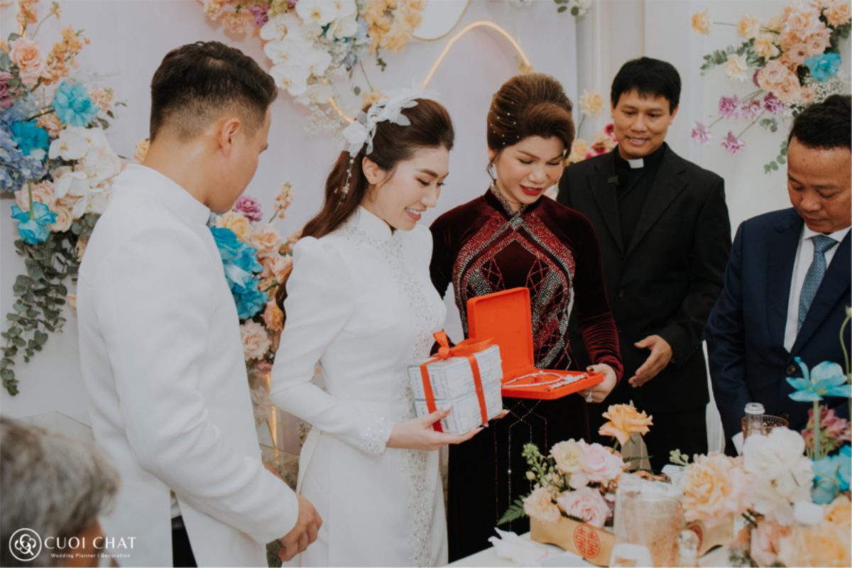 Cô dâu chú rể trong lễ gia tiên với trang trí tone xanh dương sang trọng, trao sính lễ trong không gian hoa tươi lãng mạn. (Ảnh: TIFF.vn)