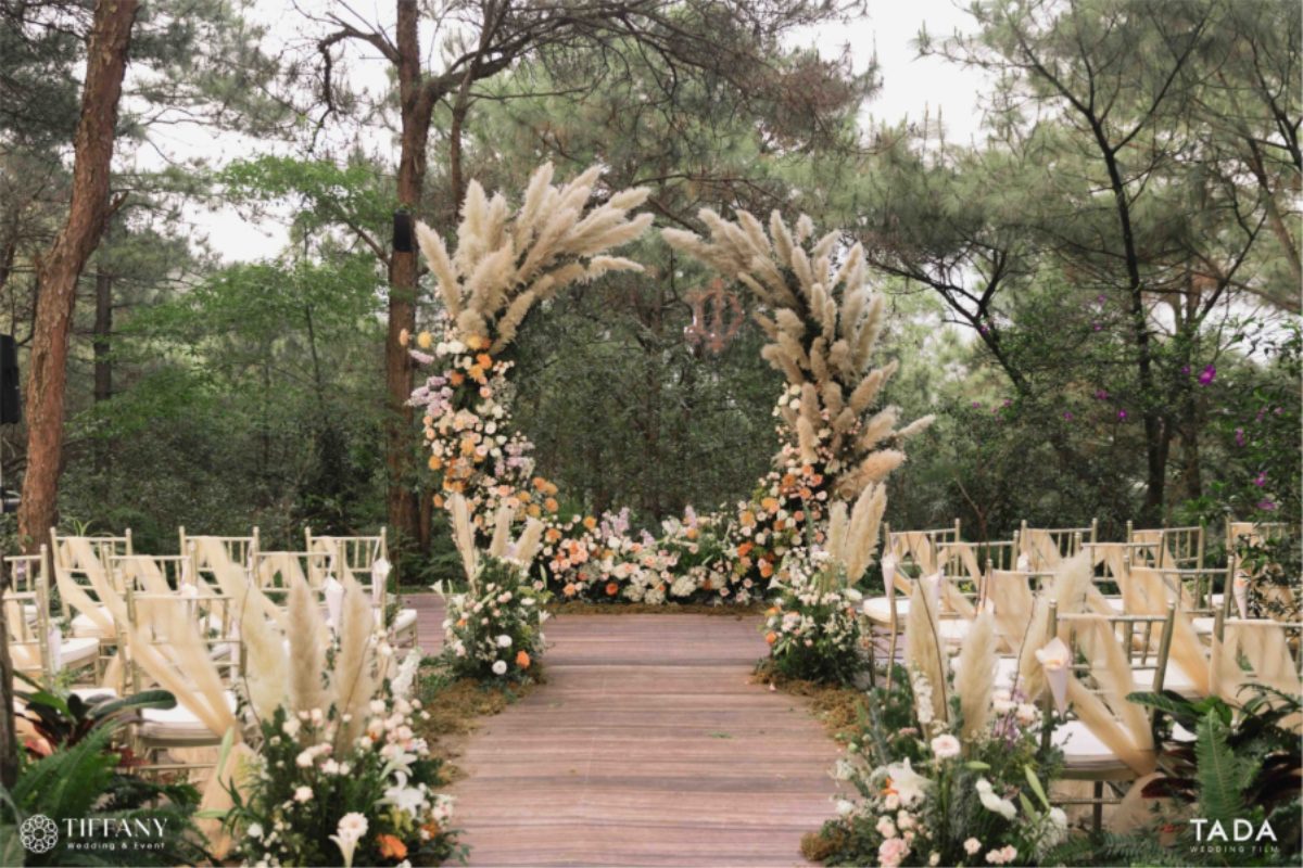 Concept Rustic với đồ gỗ thô và hoa khô tạo không gian ấm cúng. (Ảnh: TIFF.vn) 