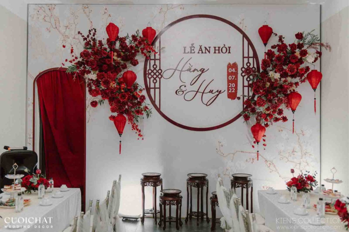 Trang trí gia tiên tone đỏ cam và trắng nhẹ nhàng, thanh thoát (Ảnh: TIFF.vn)