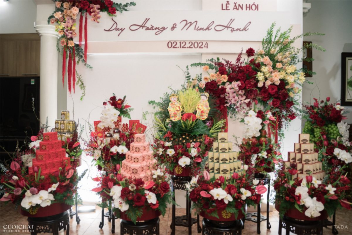Sự kết hợp giữa đỏ truyền thống và be nhẹ nhàng tạo nên tổng thể hài hòa, sang trọng (Ảnh: TIFF.vn)