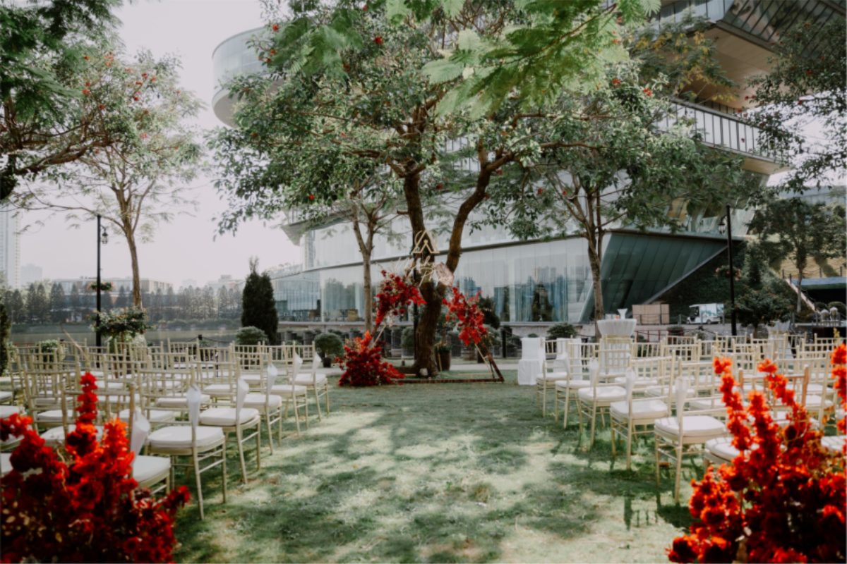 Tiệc cưới ngoài trời tại khách sạn JW Marriott Hanoi với không gian vườn thoáng đãng. (Ảnh: TIFF.vn) 