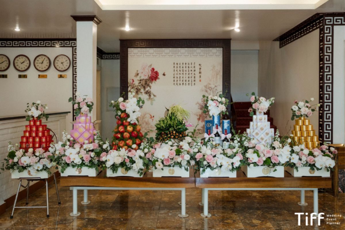 Bộ tráp ăn hỏi 7 tráp gồm trầu cau, rượu thuốc, chè, hạt sen, bánh phu thê và hoa quả (Ảnh: TIFF.vn) 