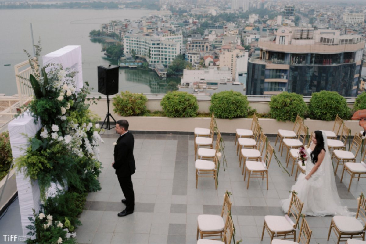 Tiệc cưới ngoài trời tại khách sạn Pan Pacific Hanoi với không gian Sky Garden sang trọng và view thành phố (Ảnh: TIFF.vn) 